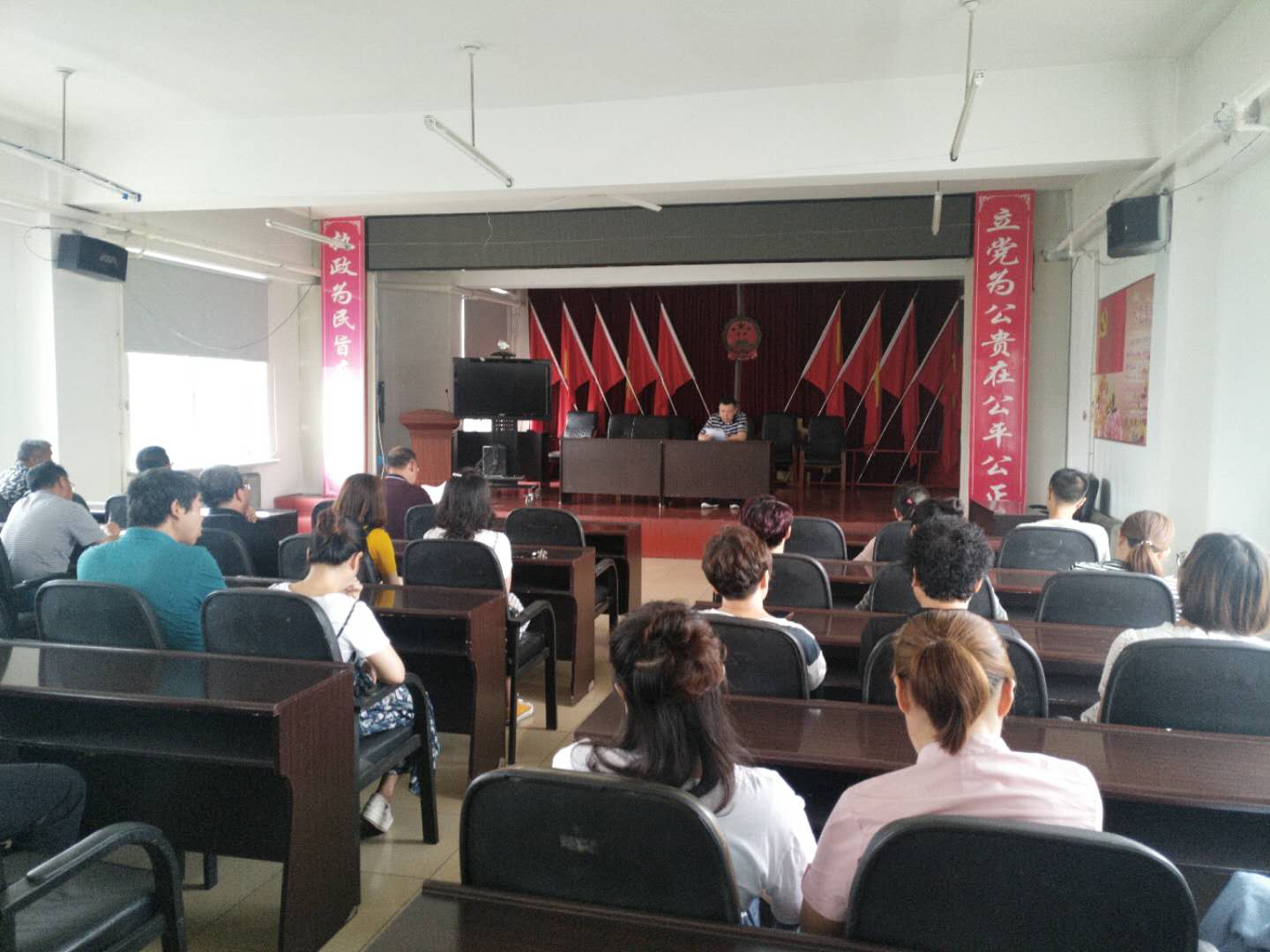 草河口镇传达学习《关于号召全县党员干部在开展基层党建质量提升年、服务企业年、项目引进年活动中建功立业的通知》精神