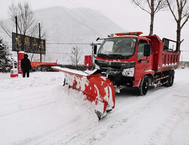 草河口镇全力清雪保畅通