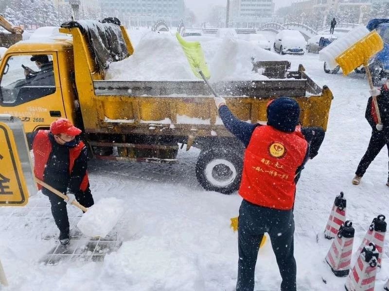 无惧暴雪 枫乡志愿者为环卫工人助力送温暖