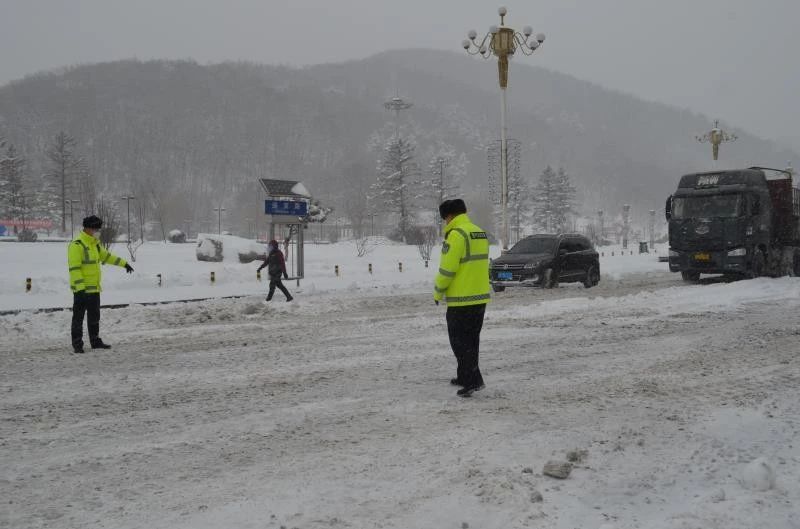 本溪县交管大队抗风雪 战疫情