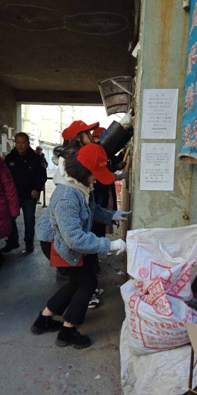 创建文明城市 清理小区楼道卫生