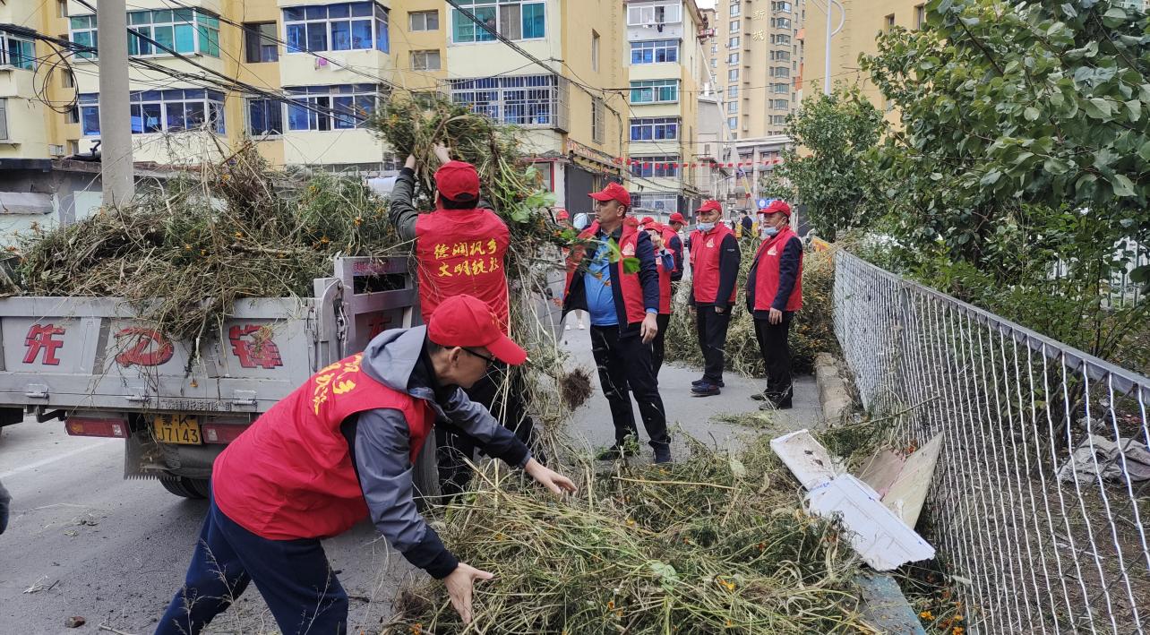 司法局党员志愿者上街打扫卫生营造宜居小区环境