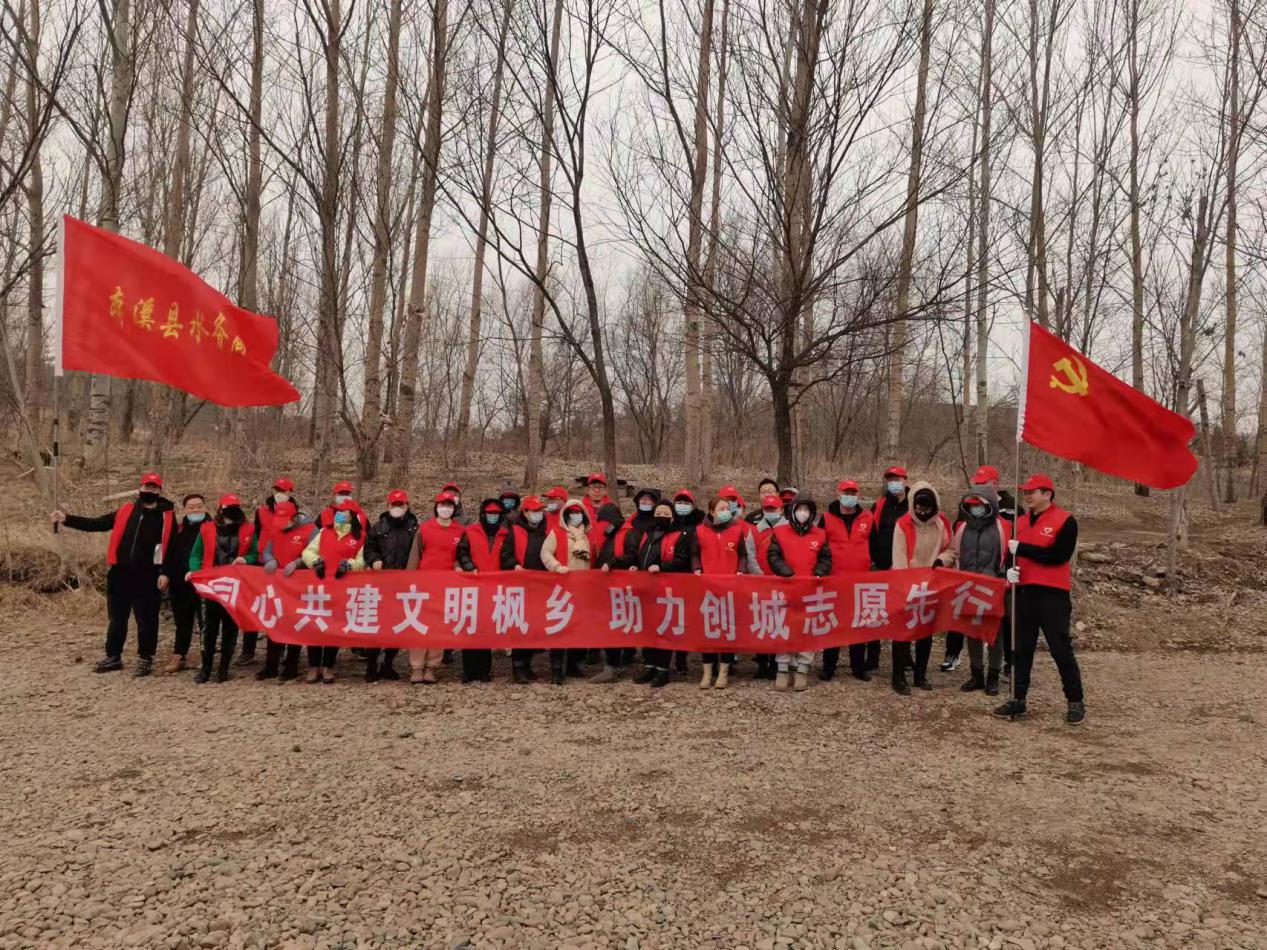 水务系统开展“保护母亲河 共建文明枫乡”河道垃圾清理志愿服务活动