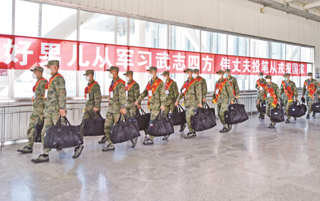 我市百余名秋季入伍新兵奔赴军营