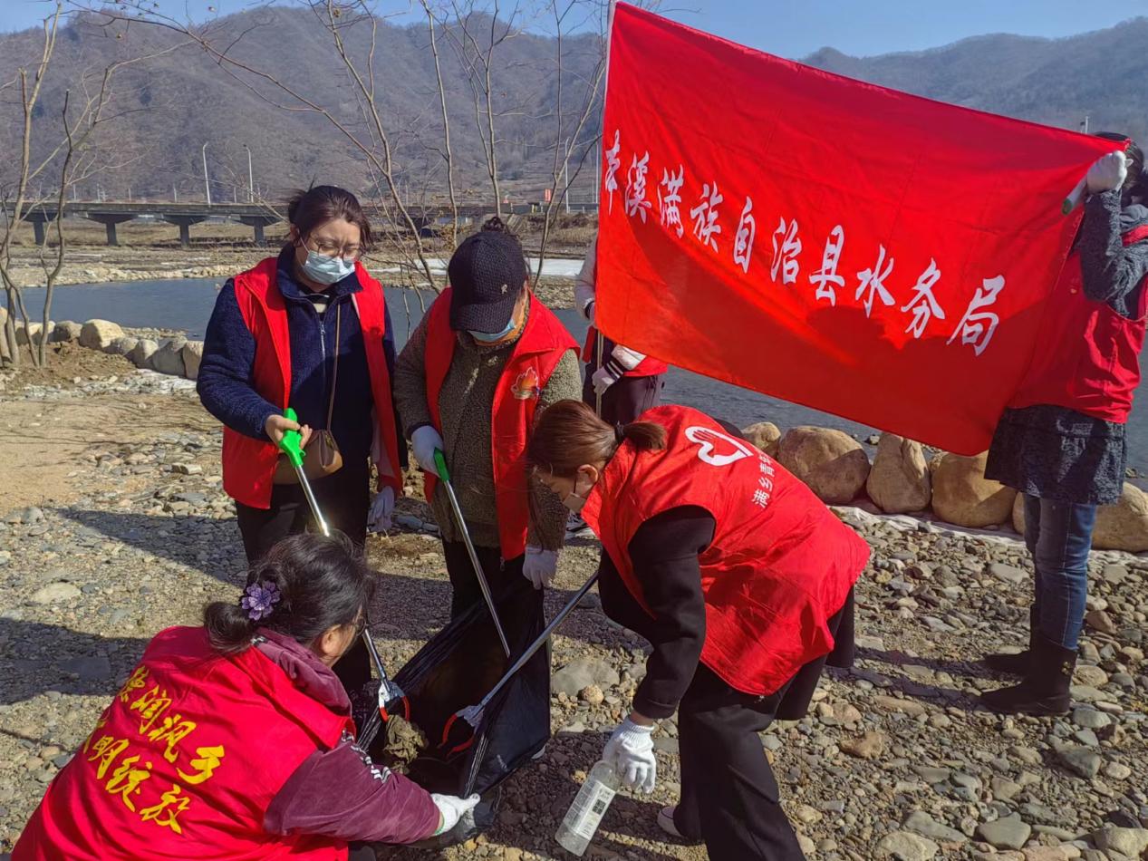 水务局开展“保护母亲河 共建文明枫乡”河道垃圾清理志愿服务活动