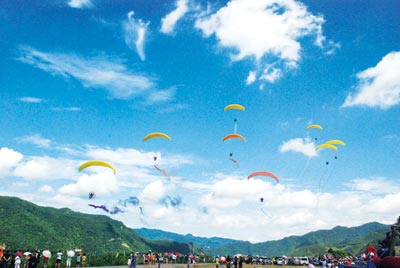 首届航空旅游节在我县盛大启幕