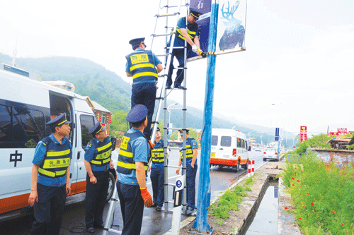 我县开展公路沿线综合整治活动